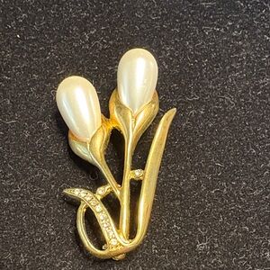 Elegant Gold and Pearl Floral Brooch